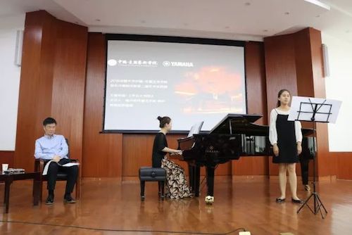 佰利乐艺术家石叔诚与特邀艺术家顾平受邀于成都大学东盟艺术学院、音乐与舞蹈学院艺术实践周开展公开课