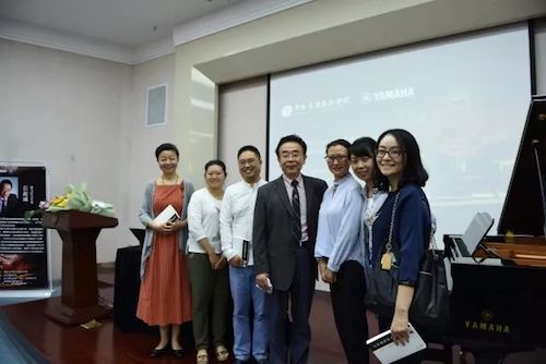 佰利乐艺术家石叔诚与特邀艺术家顾平受邀于成都大学东盟艺术学院、音乐与舞蹈学院艺术实践周开展公开课