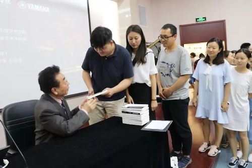 佰利乐艺术家石叔诚与特邀艺术家顾平受邀于成都大学东盟艺术学院、音乐与舞蹈学院艺术实践周开展公开课