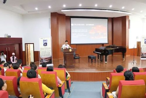 佰利乐艺术家石叔诚与特邀艺术家顾平受邀于成都大学东盟艺术学院、音乐与舞蹈学院艺术实践周开展公开课
