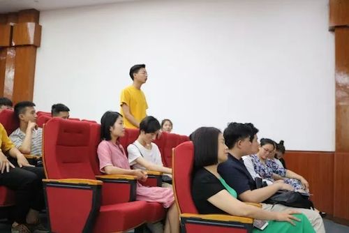 佰利乐艺术家石叔诚与特邀艺术家顾平受邀于成都大学东盟艺术学院、音乐与舞蹈学院艺术实践周开展公开课