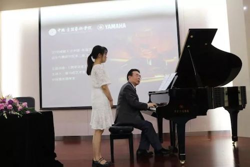 佰利乐艺术家石叔诚与特邀艺术家顾平受邀于成都大学东盟艺术学院、音乐与舞蹈学院艺术实践周开展公开课