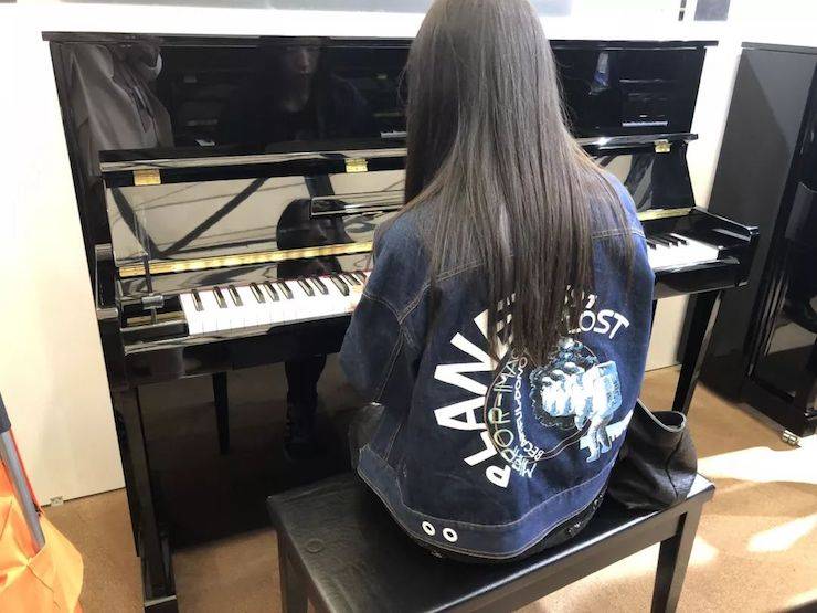 参观来宾试奏佰利乐钢琴