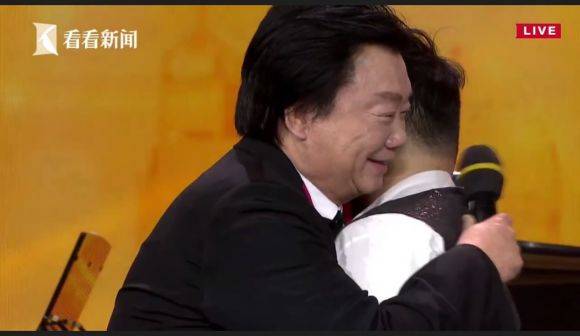 主持界泰斗叶惠贤力赞佰利乐未来艺术家刘明康：“很难相信，这么悠扬的琴声出自一位自闭症少年的手里！”